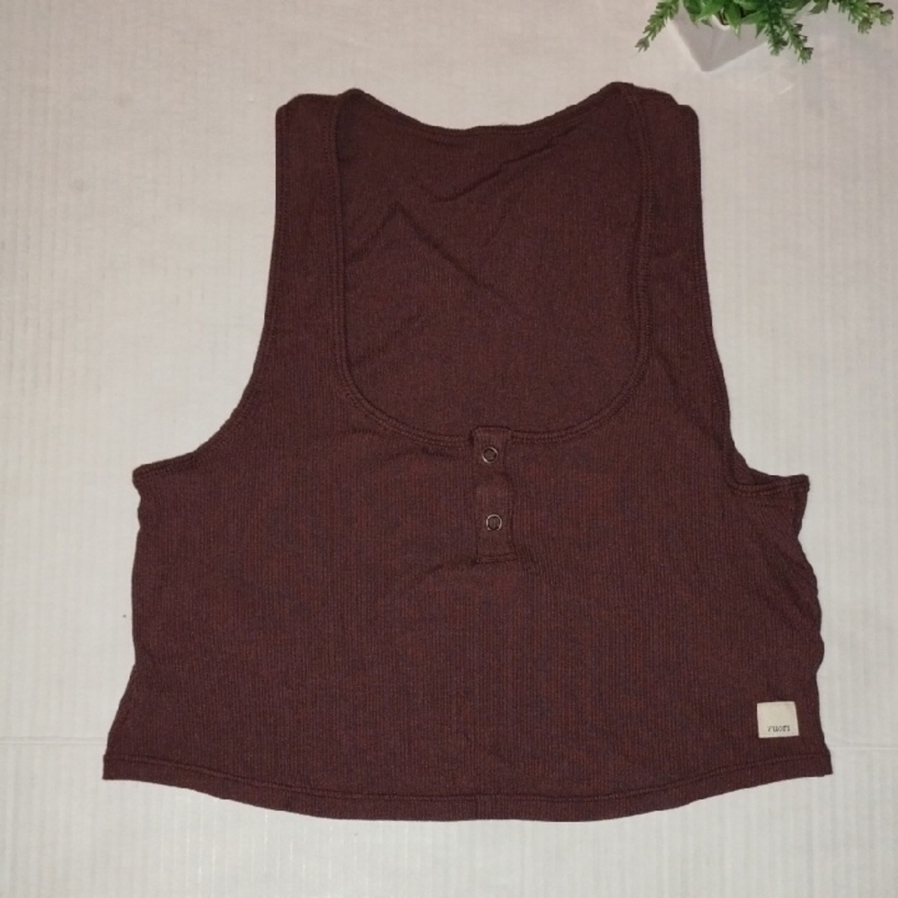 Vuori Cove Crop Tank Top. Chestnut in color. Womens size Small.